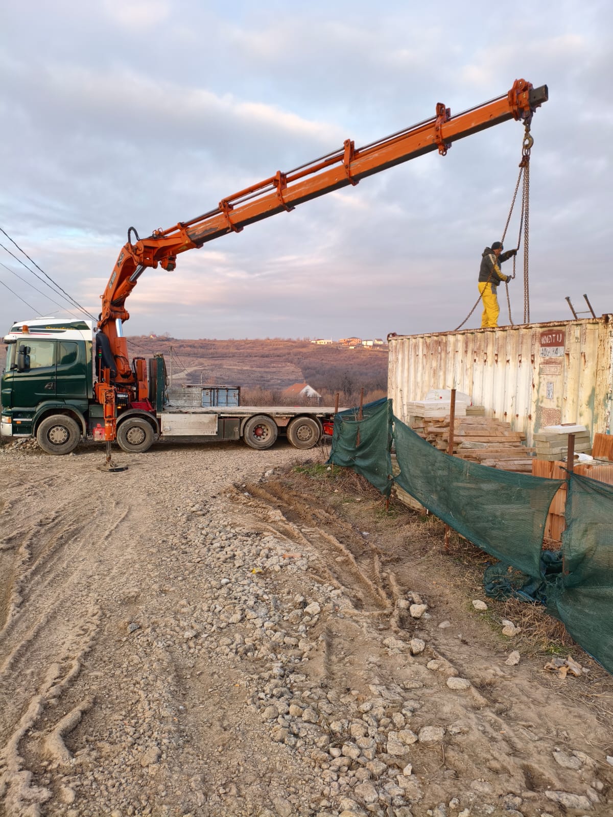 Ridicare container maritim pe șantier